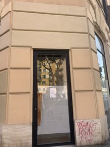 chiusura negozio benetton appia roma