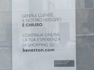 chiusura negozio benetton appia roma