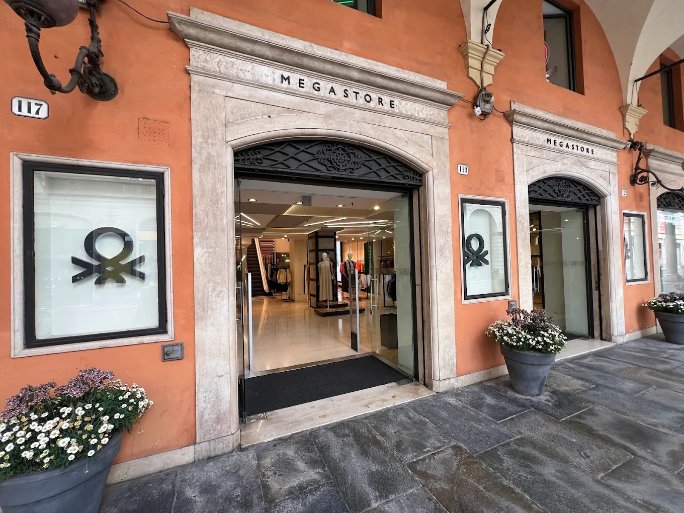 chiusura negozio Benetton Modena