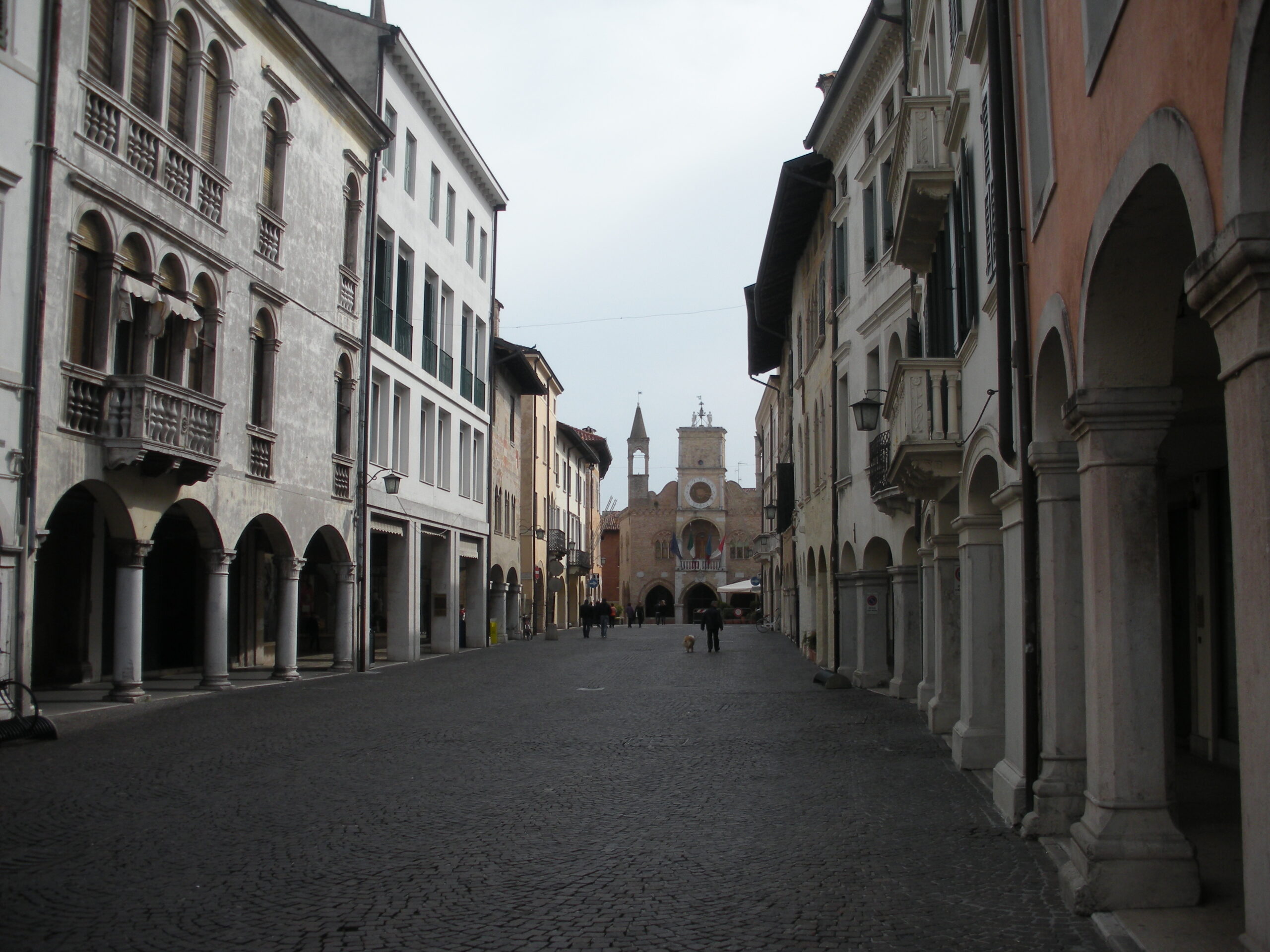 Chiusura negozio Benetton Pordenone